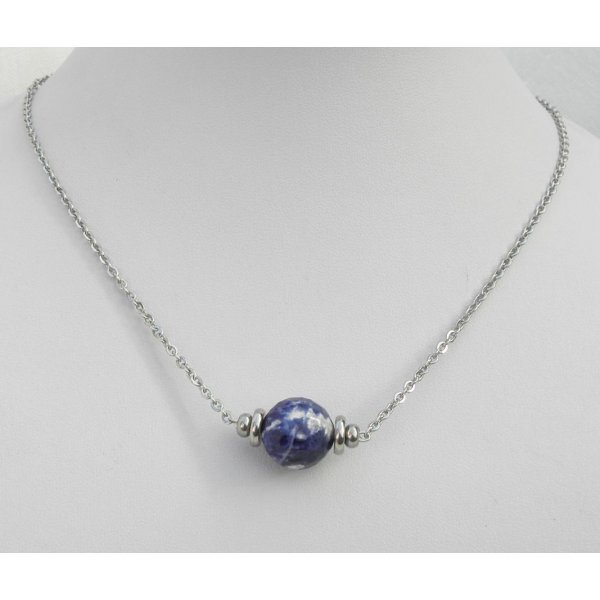 Collier solitaire avec pierre bleu en sodalite ronde et perles en acier inoxydable