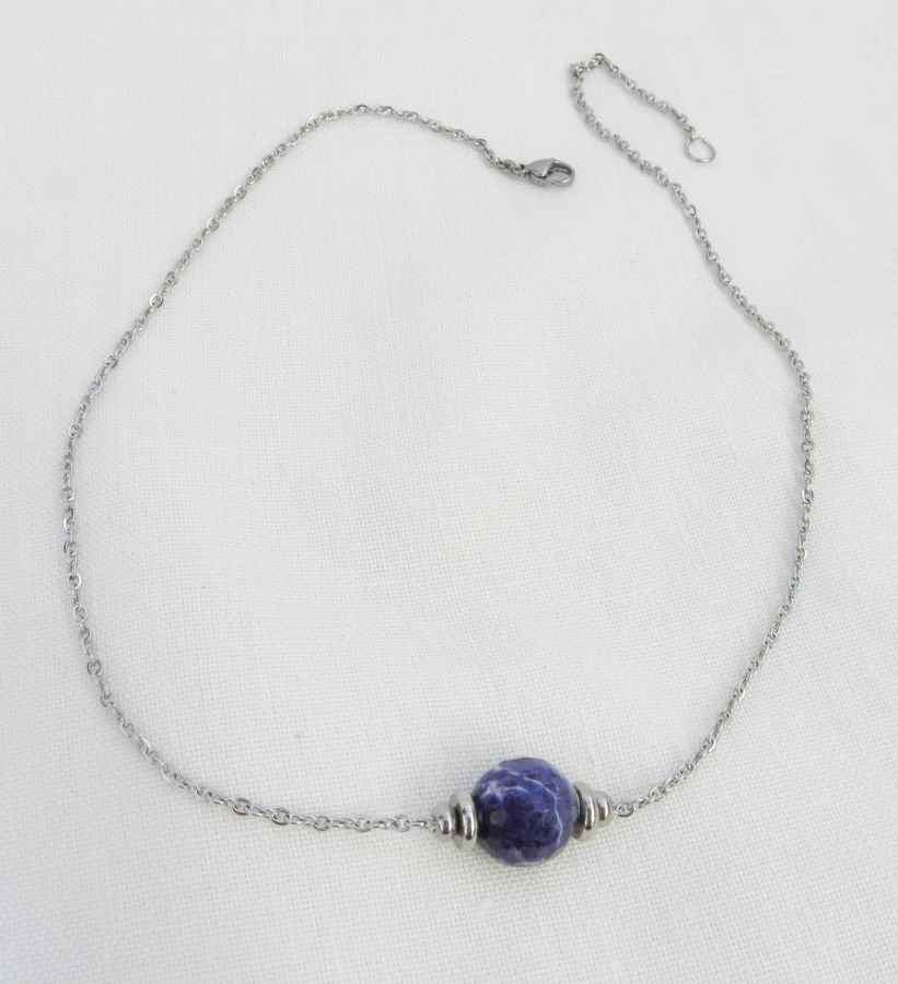 Collier solitaire avec pierre bleu en sodalite ronde et perles en acier inoxydable