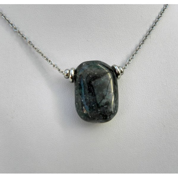 Collier solitaire avec pierre bleu en sodalite rectangle et perles en acier inoxydable