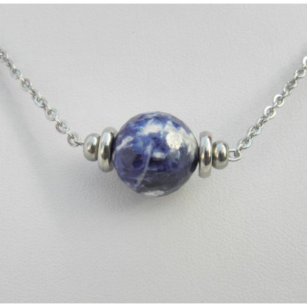 Collier solitaire avec pierre bleu en sodalite ronde et perles en acier inoxydable