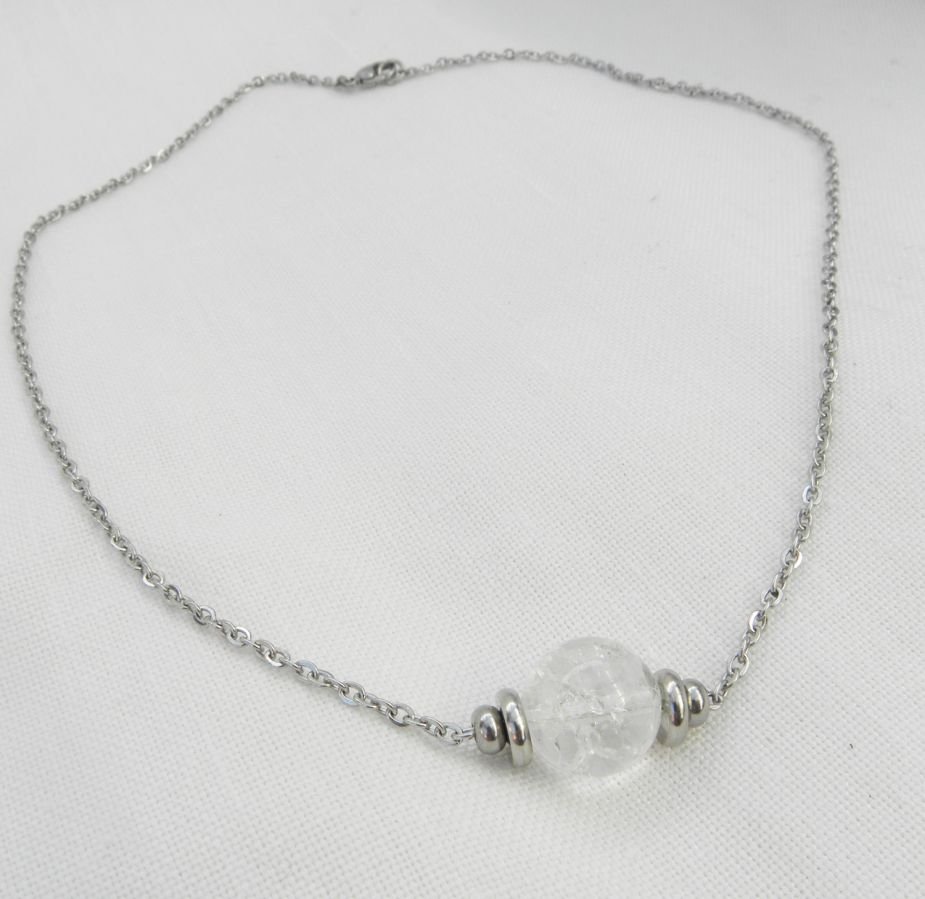 Collier solitaire avec pierre en cristal de roche ronde et perles en acier inoxydable