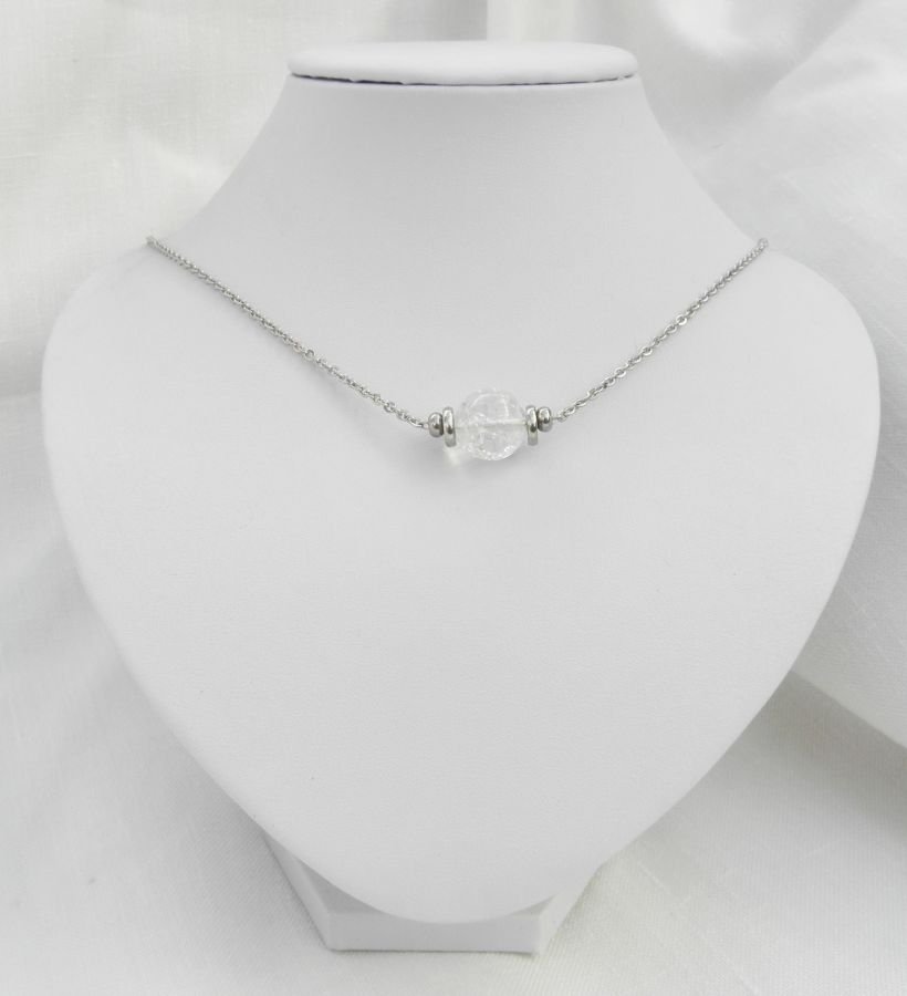 Collier solitaire avec pierre en cristal de roche ronde et perles en acier inoxydable