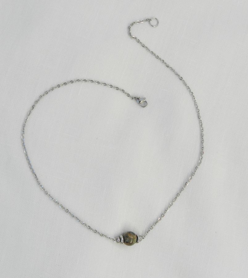 Collier solitaire avec pierre en jaspe ronde et perles en acier inoxydable