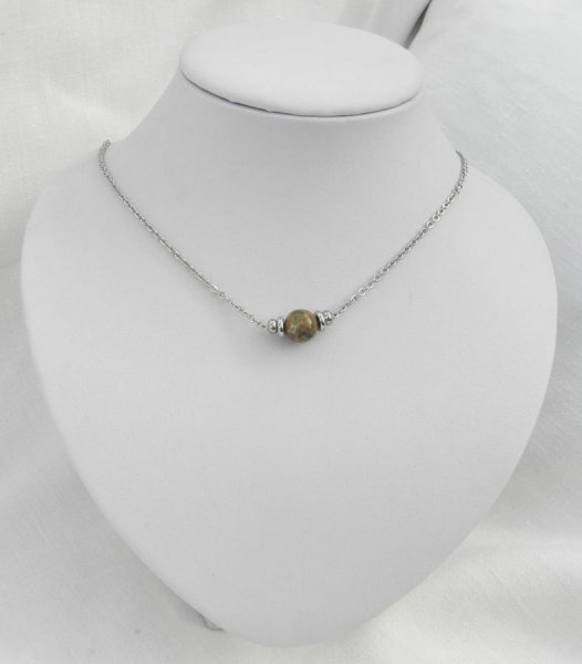 Collier solitaire avec pierre en jaspe ronde et perles en acier inoxydable