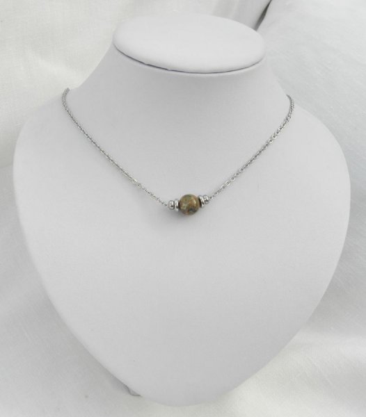 Collier solitaire avec pierre en jaspe ronde et perles en acier inoxydable