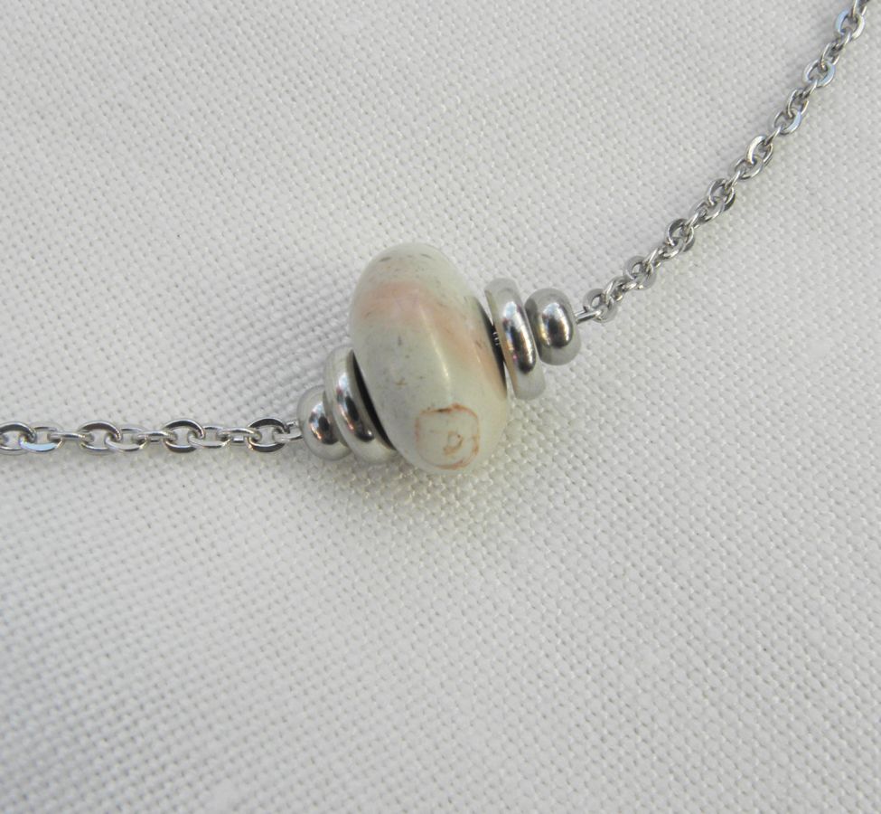 Collier solitaire avec pierre en jaspe rondelle beige et perles en acier inoxydable