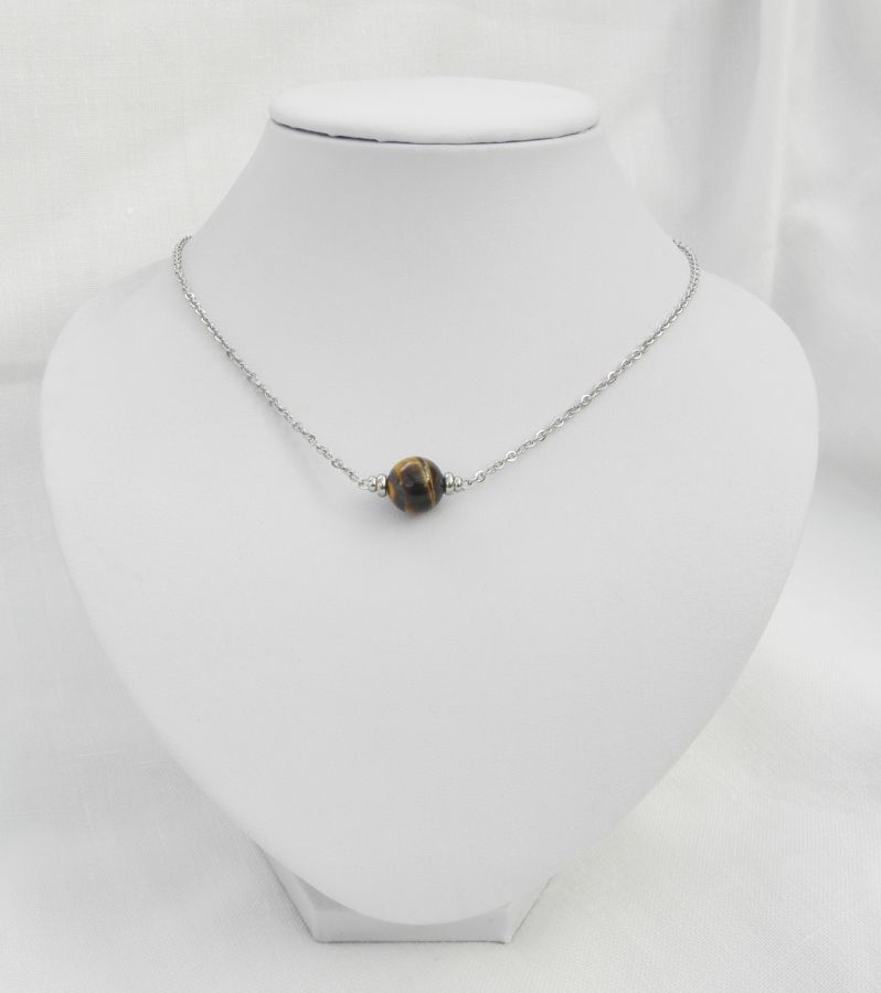 Collier solitaire avec pierre en oeil de tigre et perles en acier inoxydable