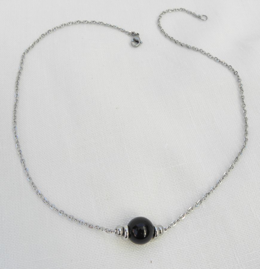 Collier solitaire avec pierre en onyx ronde et perles en acier inoxydable