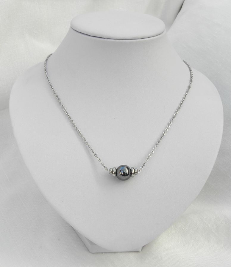 Collier solitaire avec pierre en hématite et perles en acier inoxydable