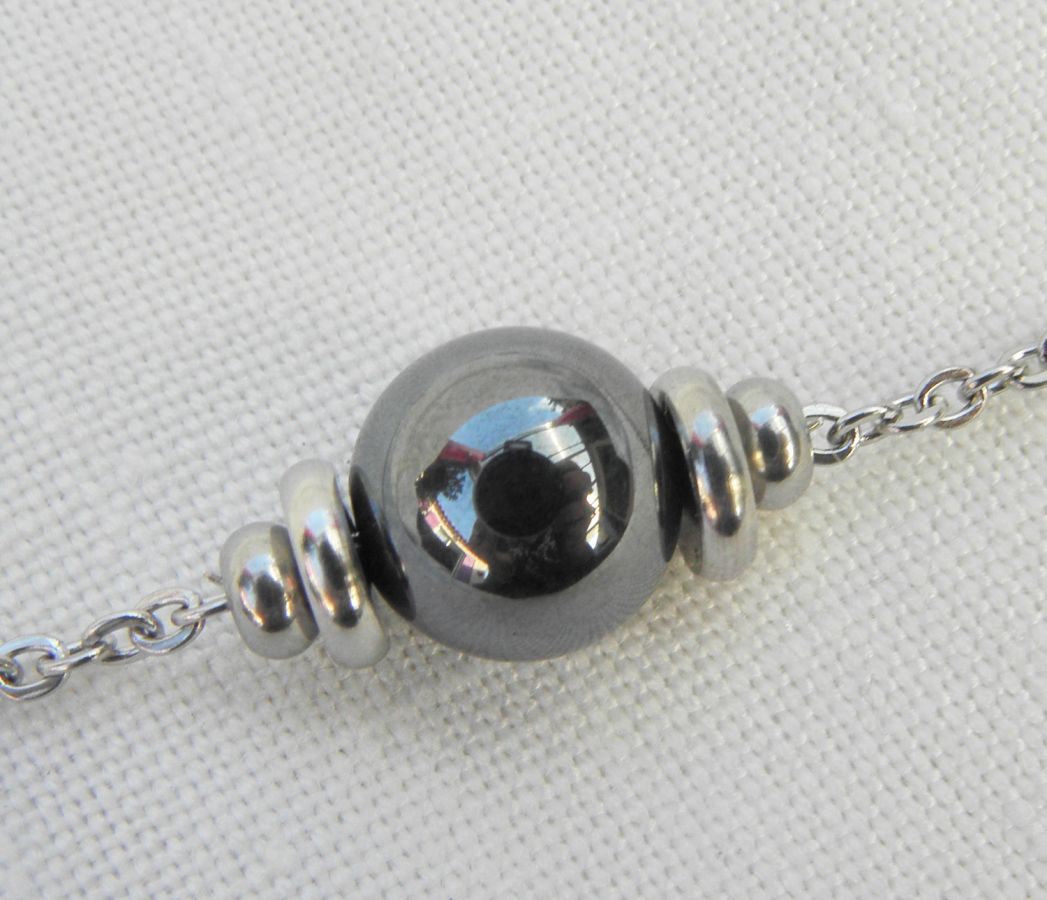 Collier solitaire avec pierre en hématite et perles en acier inoxydable