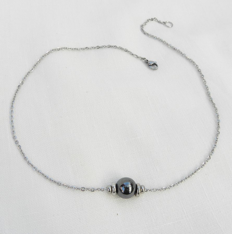 Collier solitaire avec pierre en hématite et perles en acier inoxydable