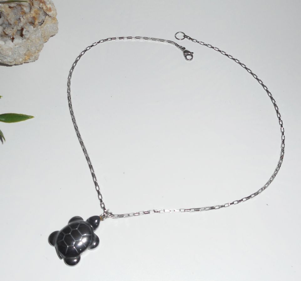 Collier tortue en pierre en hématite sur chaine en acier inoxydable