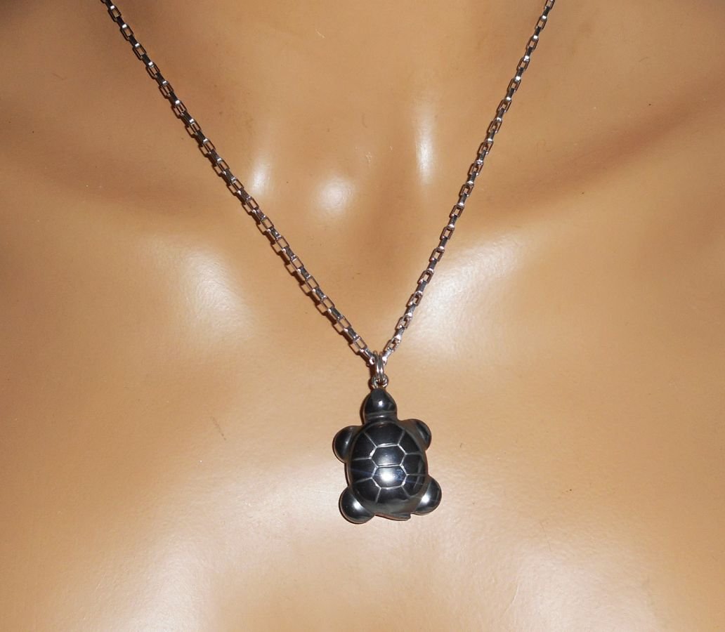 Collier tortue en pierre en hématite sur chaine en acier inoxydable