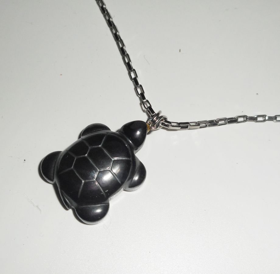 Collier tortue en pierre en hématite sur chaine en acier inoxydable