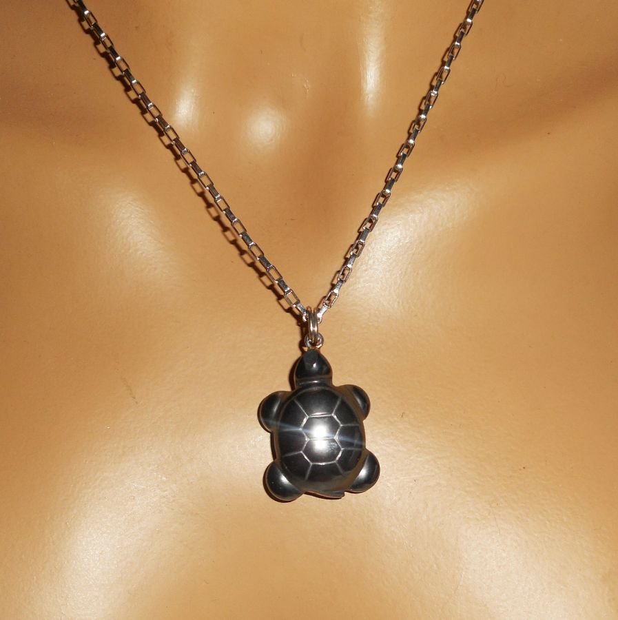 Collier tortue en pierre en hématite sur chaine en acier inoxydable