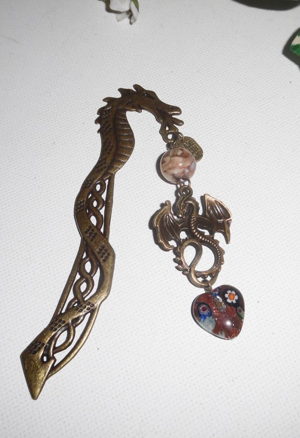 Marque page dragon en métal bronze avec nacre et coeur