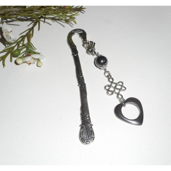 Marque page fer à cheval avec noeud  argent et pierres d'hématite coeur