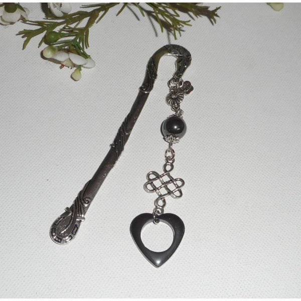Marque page fer à cheval avec noeud  argent et pierres d'hématite coeur