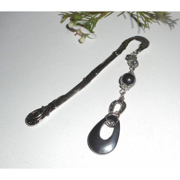 Marque page avec petit fer à cheval argent et pierres d'hématite