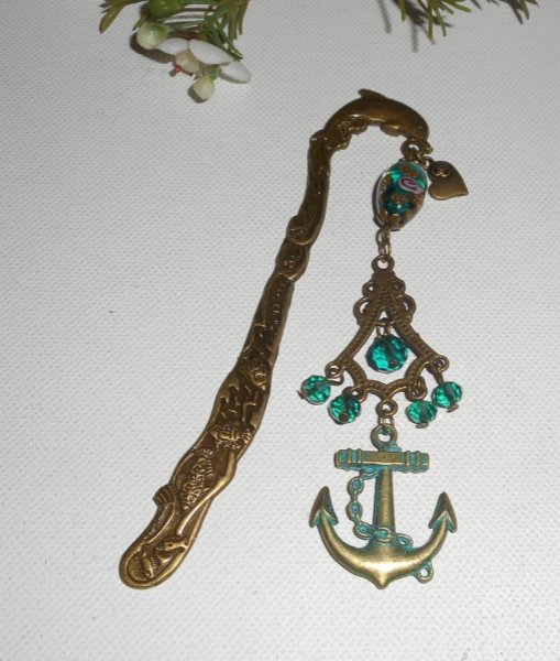 Marque pages dauphin en métal bronze avec perles en cristal vert et encre