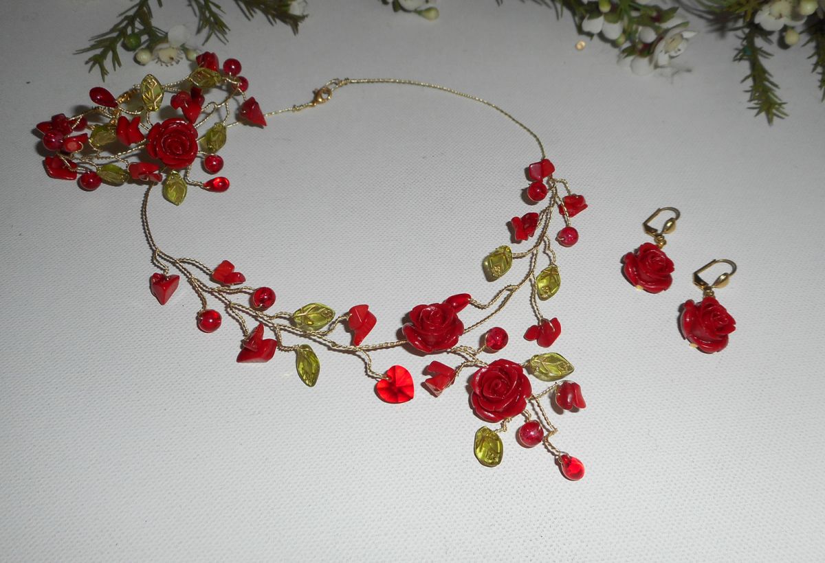 Parure aerienne avec roses rouges et perles de verre