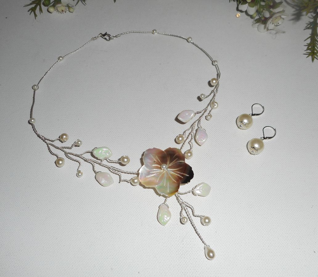 Collier aerien avec fleur en nacre et perles de verre écru