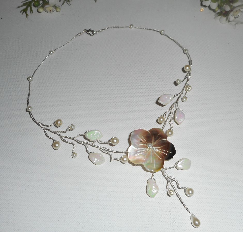 Collier aerien avec fleur en nacre et perles de verre écru