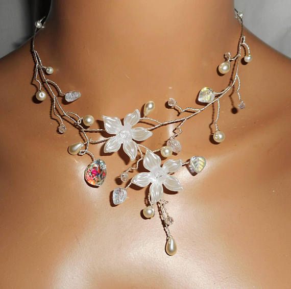 Parure Collier aerien avec fleurs écrues et perles en cristal