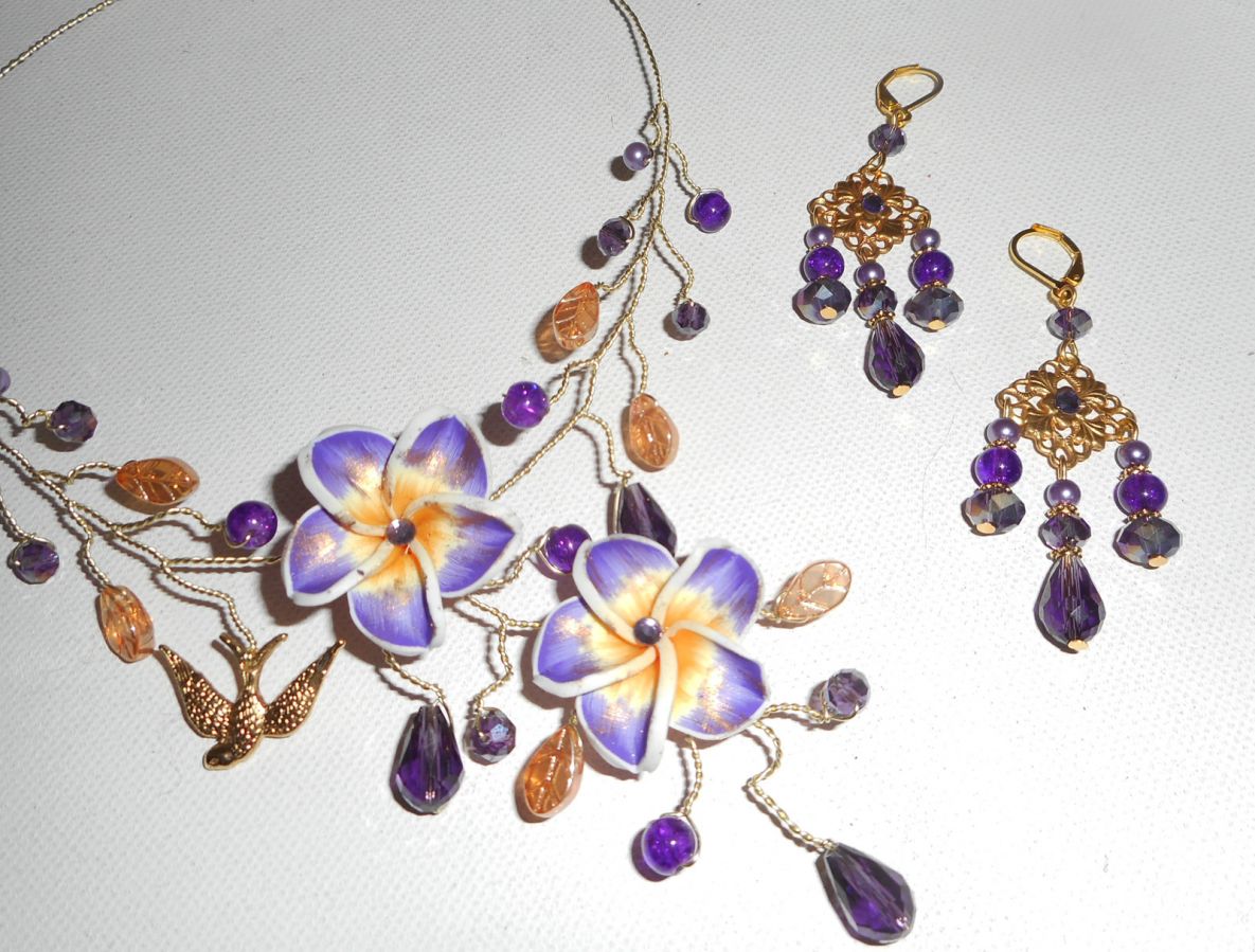 Parure Collier aérien avec fleurs d'hibiscus et perles en cristal violet