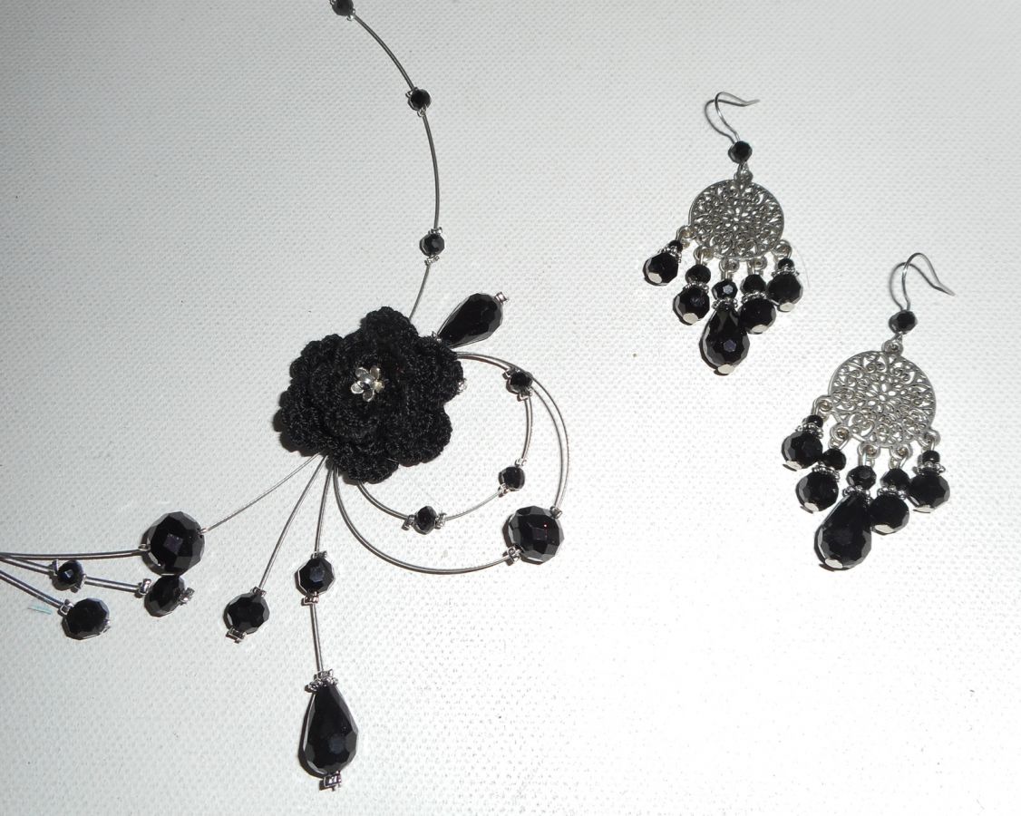 Parure Collier aérien avec perles en cristal noir et fleur sur fil cablé