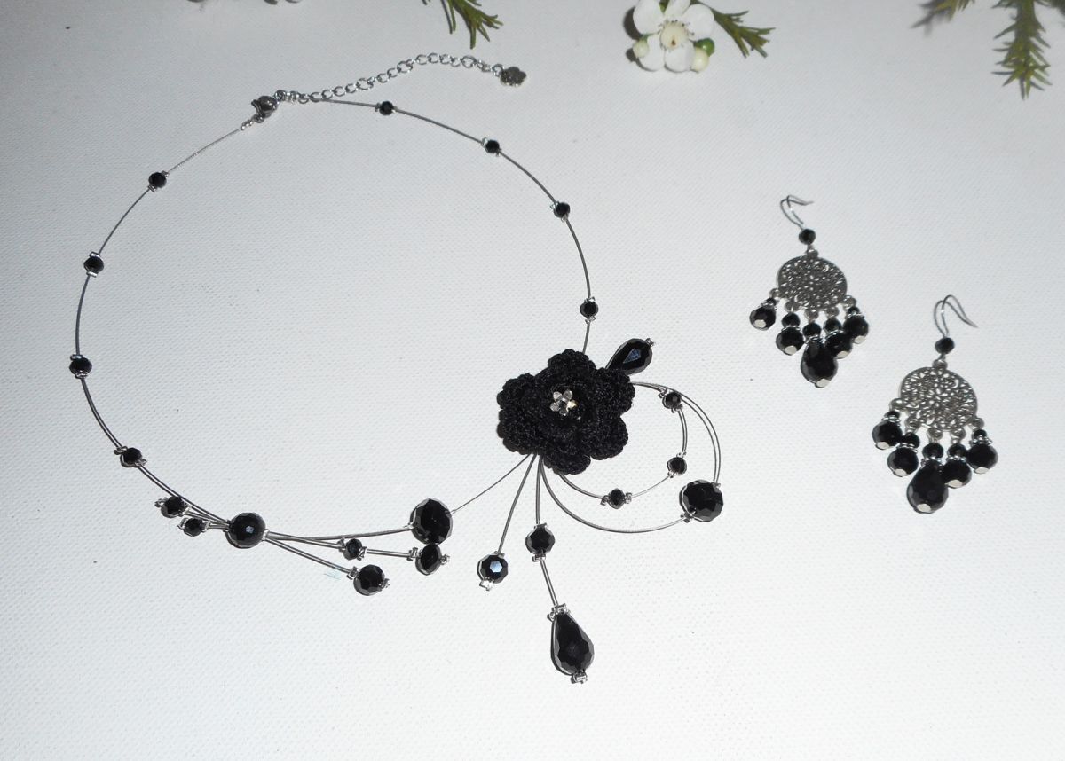 Parure Collier aérien avec perles en cristal noir et fleur sur fil cablé