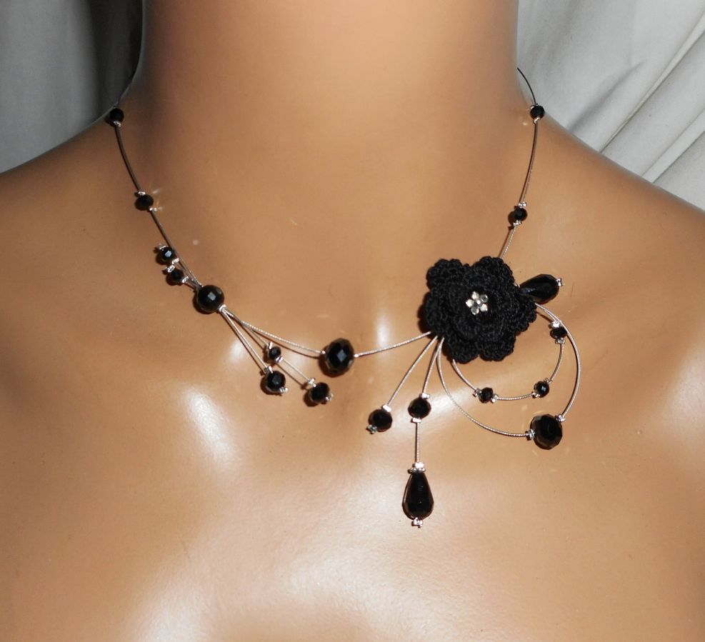 Parure Collier aérien avec perles en cristal noir et fleur sur fil cablé