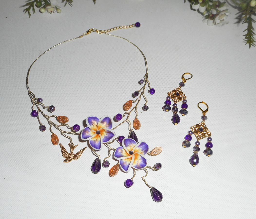 Parure Collier aérien avec fleurs d'hibiscus et perles en cristal violet