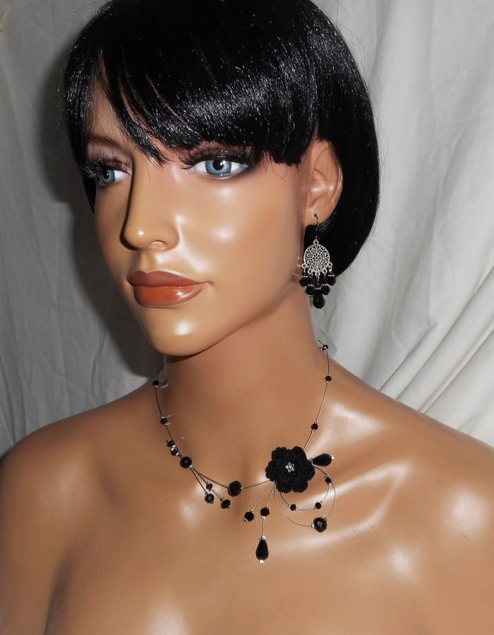 Parure Collier aérien avec perles en cristal noir et fleur sur fil cablé
