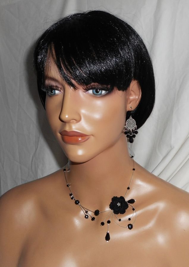 Parure Collier aérien avec perles en cristal noir et fleur sur fil cablé