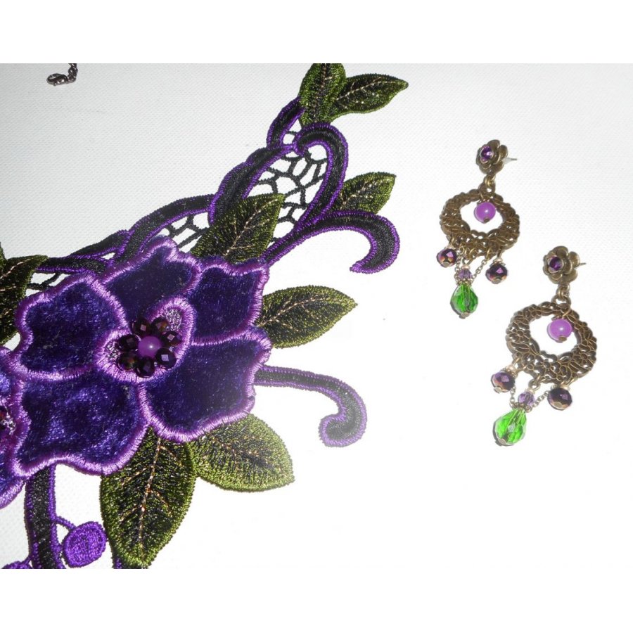 Parure Collier broderie avec fleurs violettes  et pierres semi_précieuses