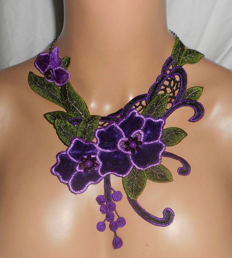 Parure Collier broderie avec fleurs violettes  et pierres semi_précieuses