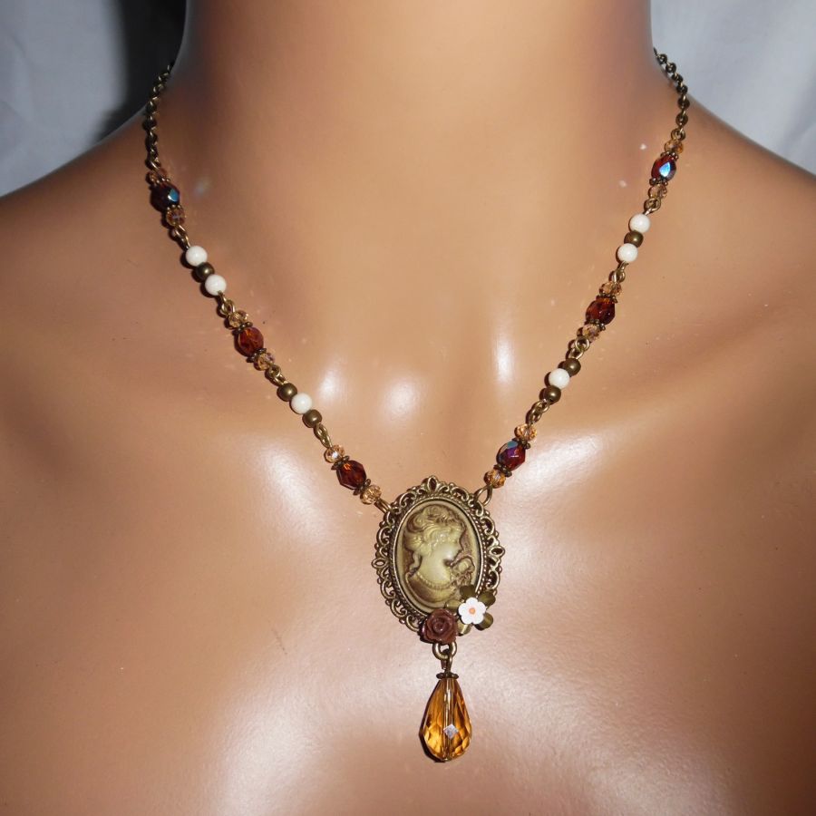 Parure Collier camé marron  avec perles de cristal et pierres écru 