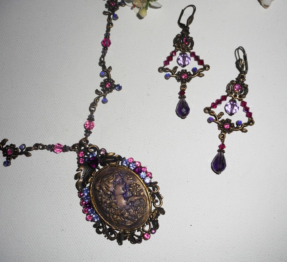 Parure Collier camé violet avec perles de cristal sur chaine bronze