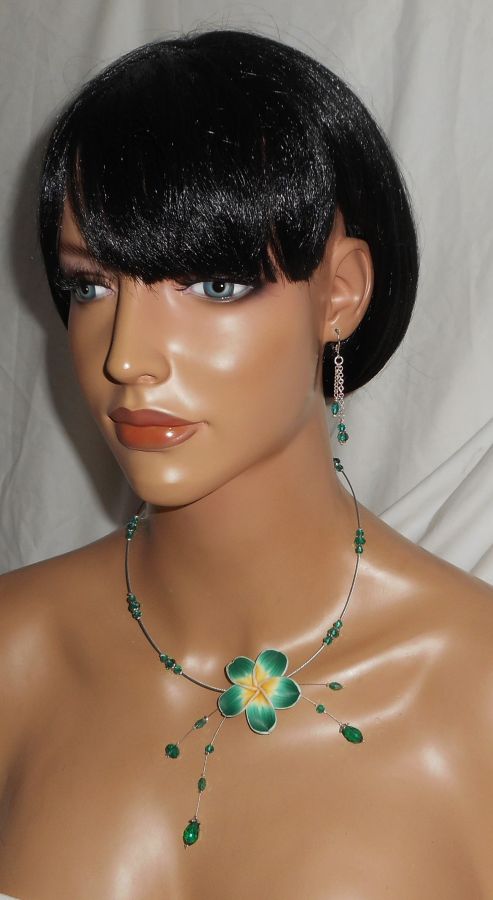 Parure Collier câblé cristal vert avec fleur d'hibiscus