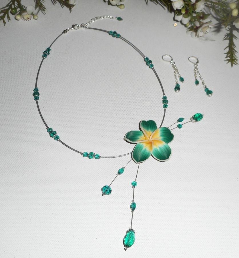 Parure Collier câblé cristal vert avec fleur d'hibiscus