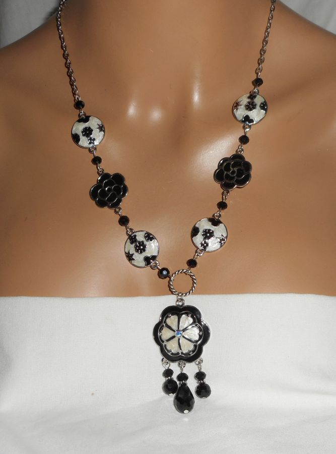 Parure Collier en émail noir et blanc avec perles en cristal