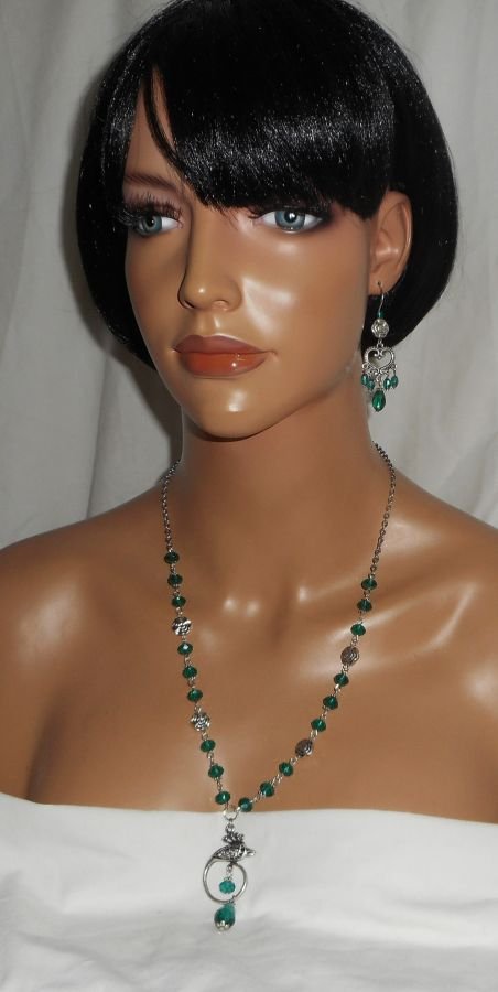 Parure Collier paon serti de cristal vert sur chaine argent