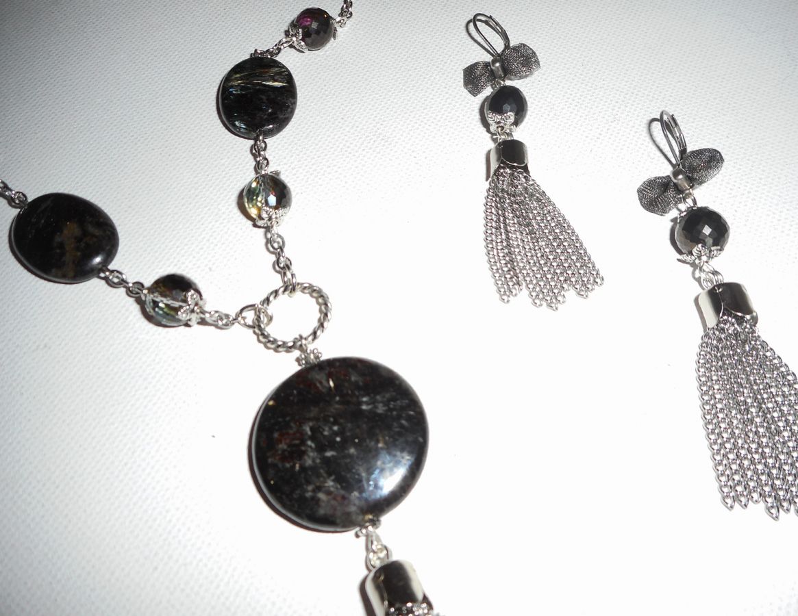 Parure Collier en pierres d'astrophilite avec perles en cristal et pompon en métal argent