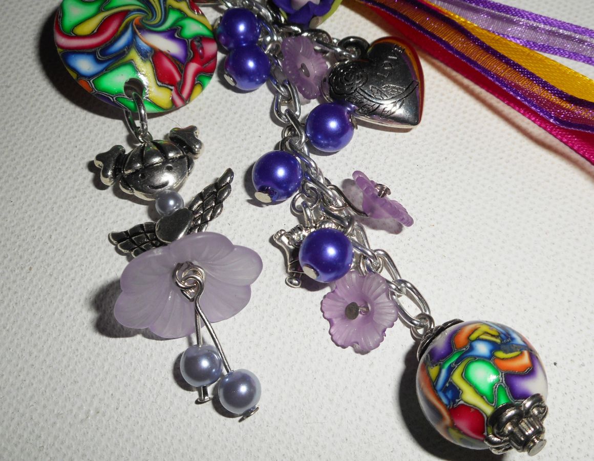 Porte clés/Bijoux de sac poupée violet avec perles et rubans multicolores