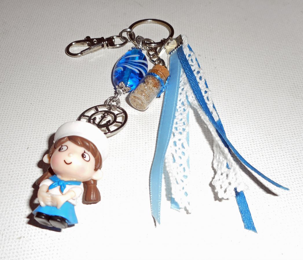Porte clés/Bijoux de sac perle en verre bleu et petite matelot avec rubans 
