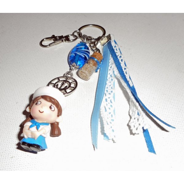 Porte clés/Bijoux de sac perle en verre bleu et petite matelot avec rubans 