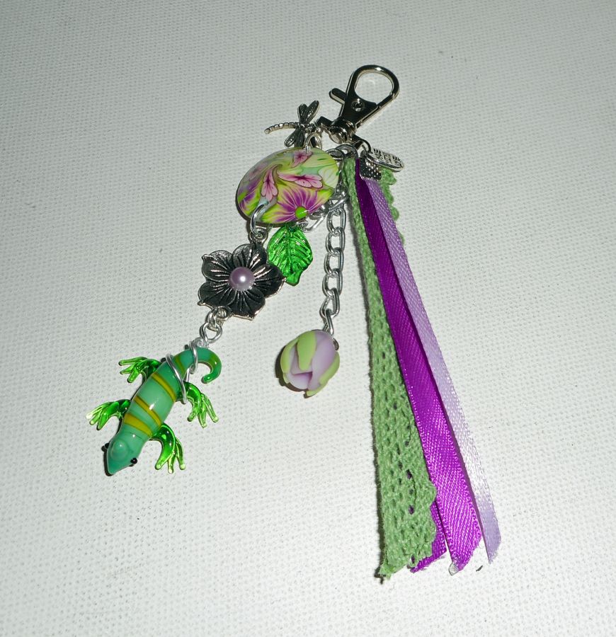 Porte clés/Bijoux de sac gecko en verre avec perles en argile fleuri pampilles et rubans