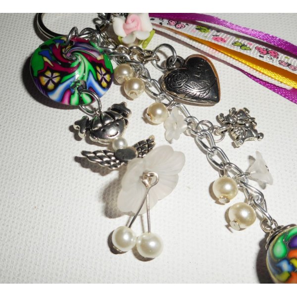 Porte clés/Bijoux de sac poupée blanche avec perles et rubans multicolores