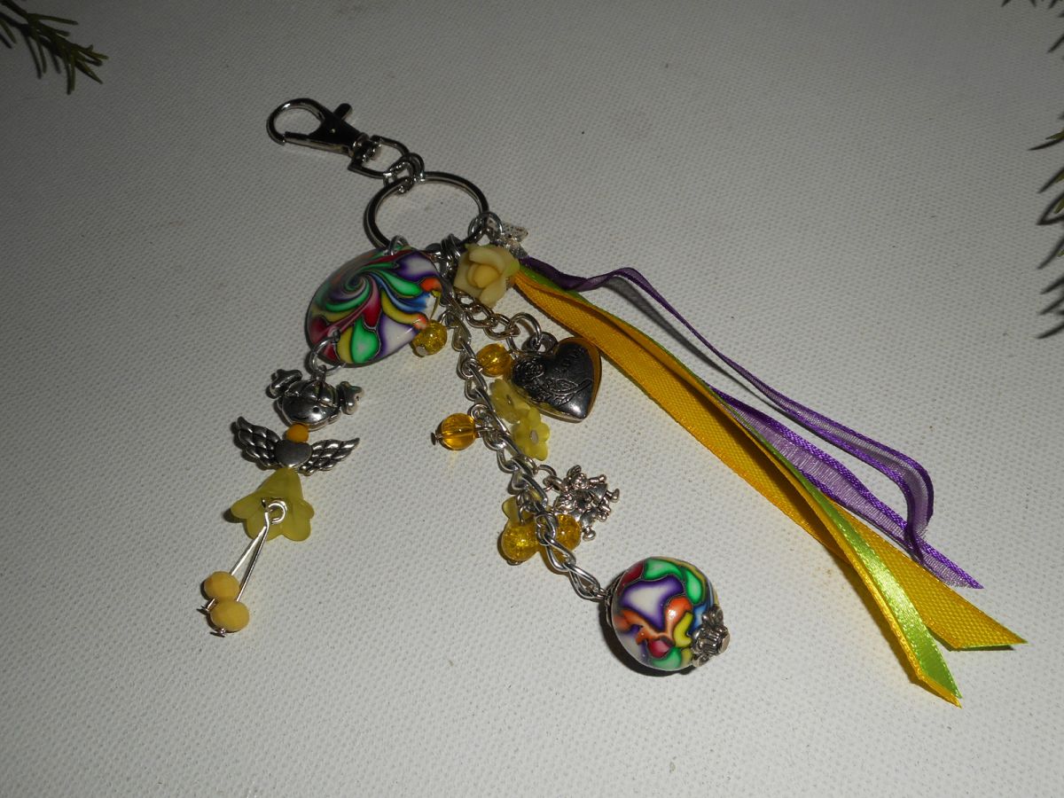 Porte clés/Bijoux de sac poupée jaune avec perles et rubans multicolores